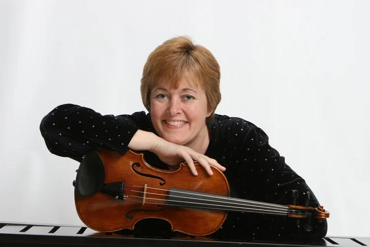 Lisa Maroney teaches violin, viola, and piano.