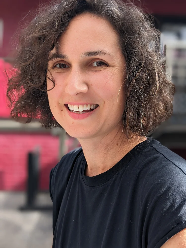 Anna Weddington teaches violin and viola in Charlottesville Virginia.